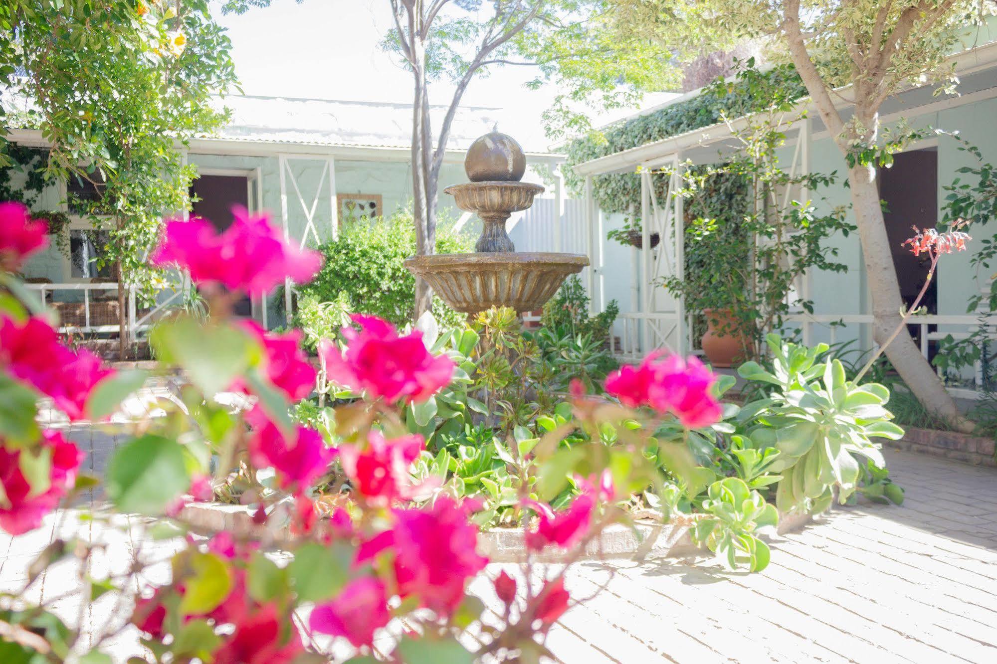 Bed and Breakfast Adley House à Oudtshoorn Extérieur photo